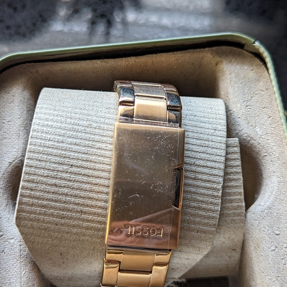 Rose Gold Fossil Watch - Picture 4 of 6